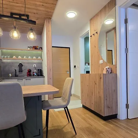 Snowflake Chalet - Aurora *