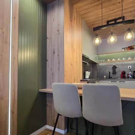 Snowflake Chalet - Aurora *
